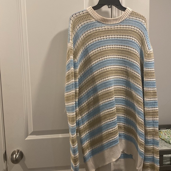 oversized sweater it kind of fits like a dress fits like a large/extra large - Picture 5 of 8